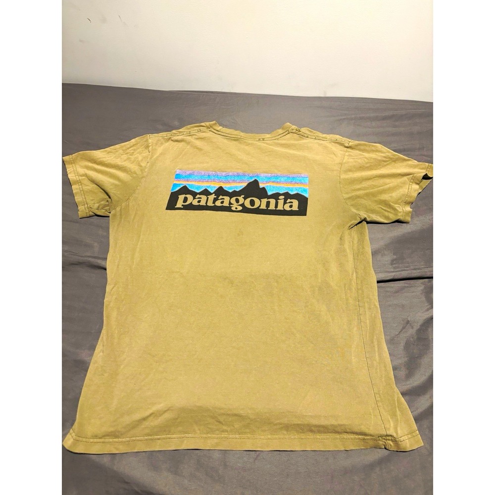 Patagonia Men's M army green Graphic Print Cotton Crew Neck T-Shirt